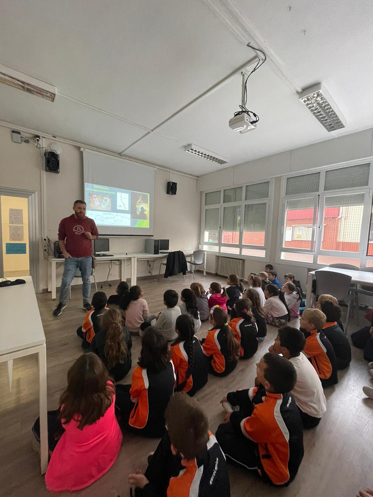 Charlas de espeleología en el colegio La Compasión Escolapios de Pamplona